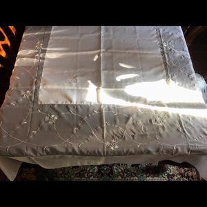 Tablecloth Snow White satin with embroidered inset
